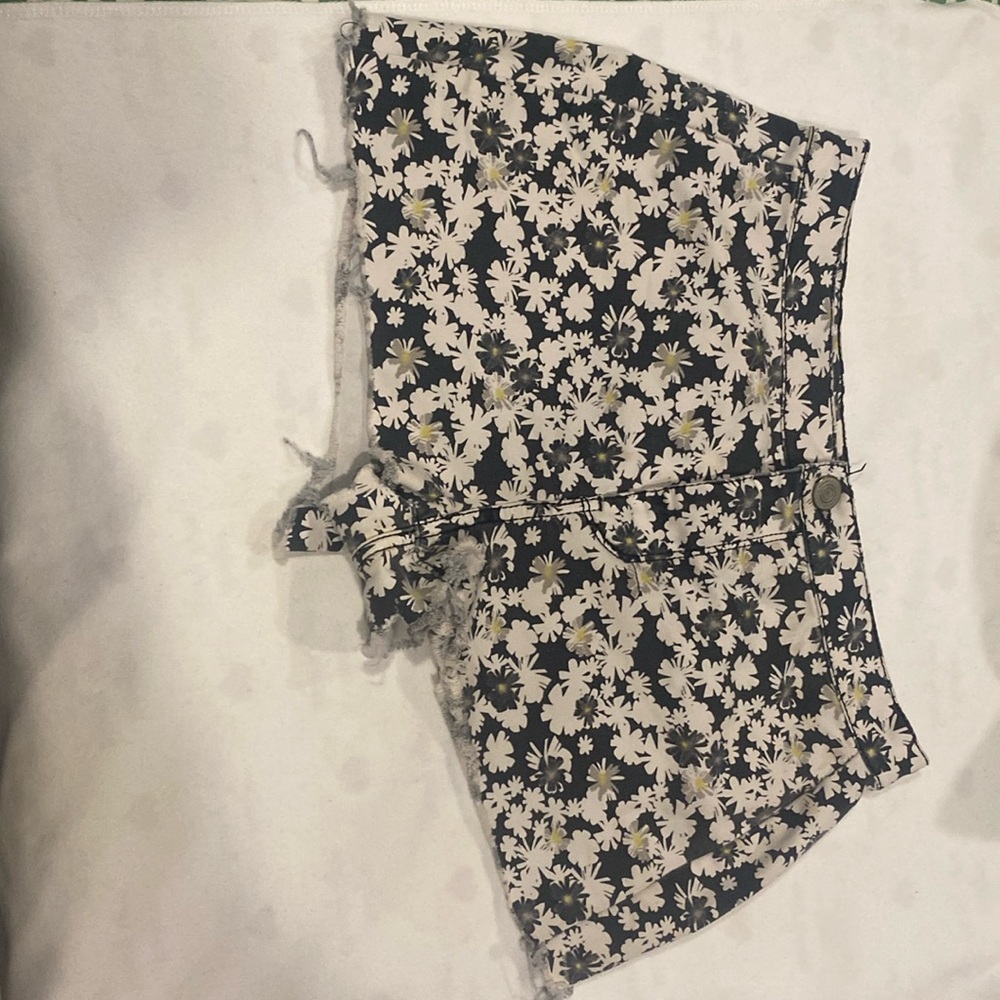 Daisy print, black and white shorts